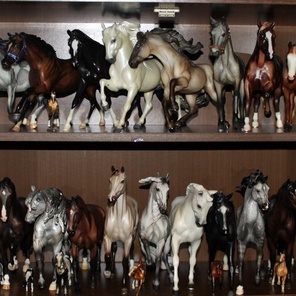 Реалистичные статуэтки лошадей